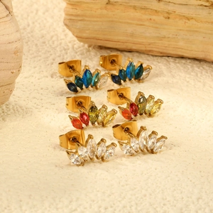 Lot de trois paires de boucles d'oreilles couronne en acier doré et strass