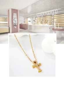 Macro-opname van gouden Ankh-kruishanger ketting met fonkelende pavé gezette stras