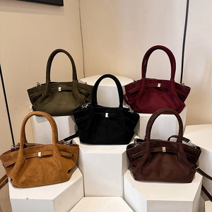 Grands sacs cabas vintage en daim mat en cinq couleurs avec nœud sur un présentoir