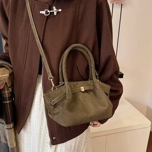 Grand sac cabas vintage en daim olive avec boucle métallique pour un style décontracté