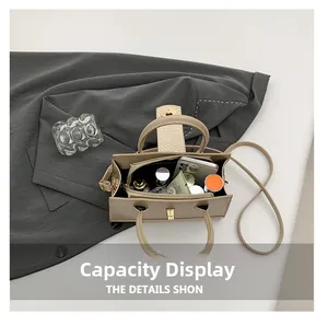 Aperçu de la capacité du sac à main beige avec rangement pour téléphone et maquillage
