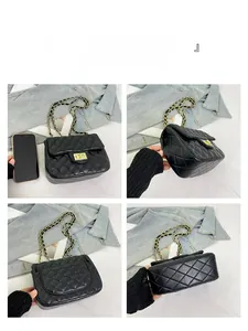 Schwarze Stepptasche mit goldener Kette in Vorder-, Seiten-, Rück- und Unteransicht gezeigt