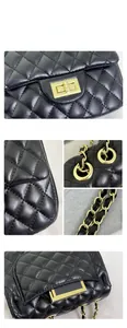 Detail einer klassischen schwarzen Stepptasche mit goldenem Drehverschluss und Kette