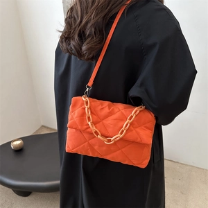 Bolso bandolera acolchado naranja con cadena de resina gruesa y correa ajustable