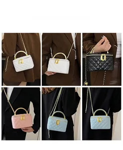 Mini sacs vanité matelassés en plusieurs couleurs portés à l'épaule et à la main