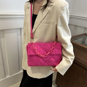 Sac bandoulière matelassé rose à grande capacité avec grosse chaîne tendance