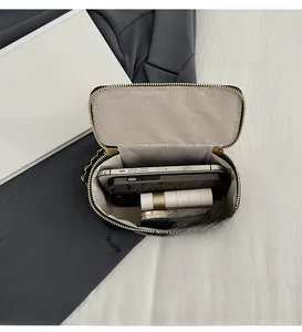 Vue de dessus de l'intérieur d'un sac en cuir noir avec fermeture éclair dorée