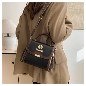 Vue détaillée du sac bandoulière pour femme avec large sangle à motifs et texture cuir