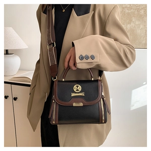 Détail du sac bandoulière bicolore avec texture lycra et bandoulière en jacquard