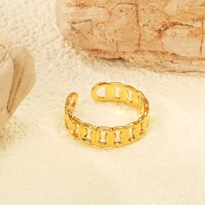 Bague ouverte maillons chaîne plaquée or 18 carats sur fond pierre minimaliste