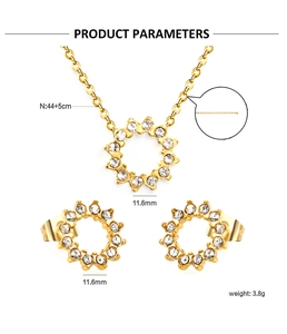 Makro-Detail des goldenen Sonnenblumen-Schmucksets mit Kristallen und Maßangaben