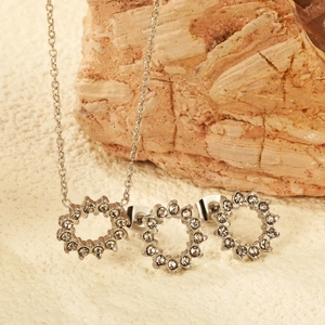 Elegantes Silber-Zirkonia-Schmuckset mit Kranz-Halskette und passenden Ohrringen