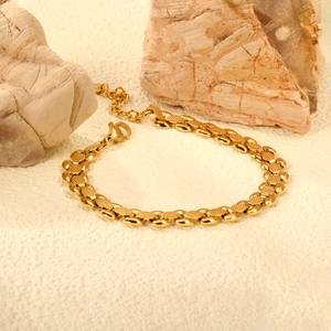 Unregelmäßiges 18K vergoldetes Edelstahlarmband mit strukturierten Herzgliedern