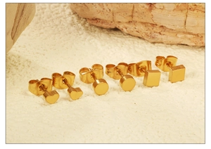 Vue détaillée d'un ensemble de boucles d'oreilles géométriques dorées en forme de cœur