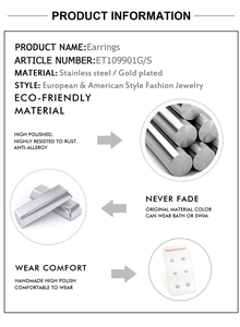 Détail de boucles d'oreilles géométriques en acier inoxydable hypoallergénique et plaqué or