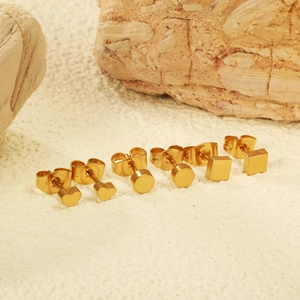 Trois paires de boucles d'oreilles géométriques coeur, rond et carré en acier doré