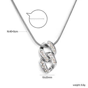 Macro-opname van zilveren kruishanger met zirkonia en afmetingen van 40+5cm ketting