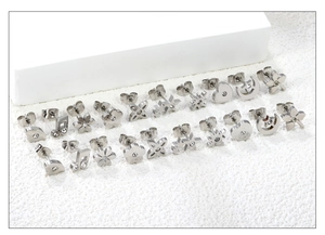 Vue détaillée d'assortiment de boucles d'oreilles en acier argenté avec cristaux
