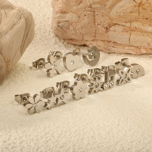 Set de boucles d'oreilles en acier argenté avec motifs cœur, étoile et fleur sur pierre