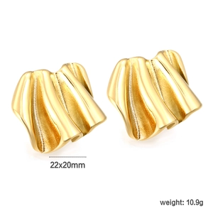 Detailed view of gold wavy earrings showing size dimensions 22x20mm and 10.9g weight