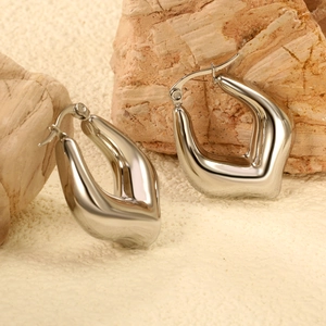 Boucles d'oreilles 18K géométriques abstraites avec finition métal poli miroir