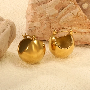 Boucles d'oreilles en U plaqué or 18 carats minimalistes posées sur une pierre naturelle