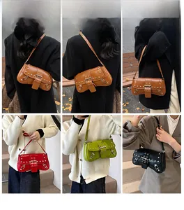 Détail des sacs à bandoulière avec rivets en marron, rouge, vert et noir en cuir mat