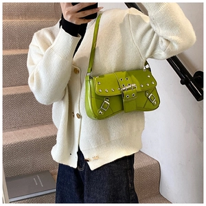 Détail du sac bandoulière vert vif en cuir avec clous argentés et boucles de style Y2K