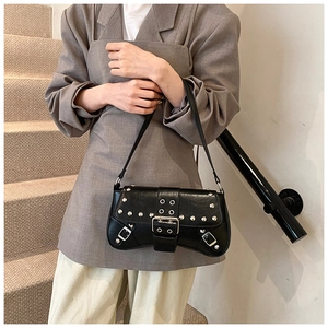 Détail du sac à bandoulière punk noir avec rivets argentés et œillets de style Y2K