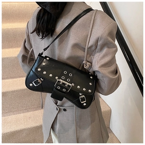 Détail du sac en cuir PU noir avec rivets argentés et boucles métalliques décoratives
