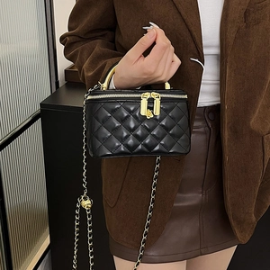 Sac bandoulière élégant en cuir matelassé noir avec poignée dorée pour femme