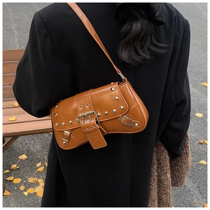Détail du sac à bandoulière en cuir PU marron avec rivets argentés et boucle en métal