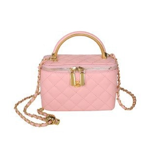 Mini sac cosmétique matelassé rose avec bandoulière chaîne dorée et poignée en métal chic