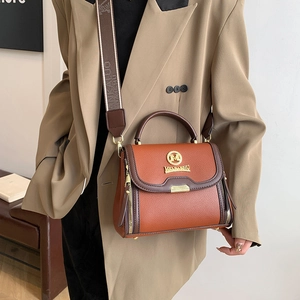 Sac à main bandoulière en cuir marron avec large sangle jacquard et détails dorés