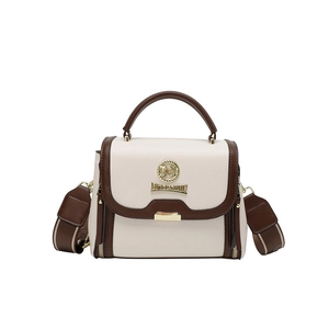 Sac bandoulière tendance blanc crème et marron avec large sangle et boucle dorée