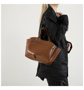 Borsa tote in pelle marrone con eleganti pieghe a fisarmonica e dettagli in metallo argentato