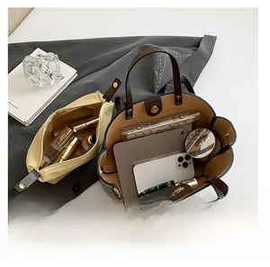 Vista dall'alto della borsa tote in pelle marrone e pochette con grande spazio interno
