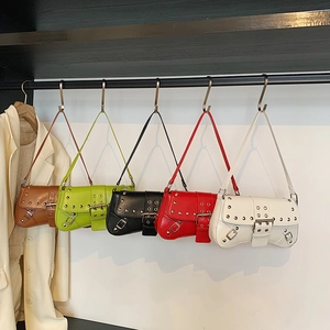 Sacs baguette punk Y2K avec clous et boucles argentées en cinq couleurs tendance chic