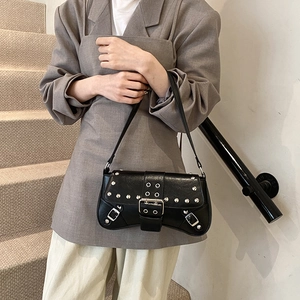 Sac sous le bras en cuir noir à rivets et boucle argentée pour un style branché