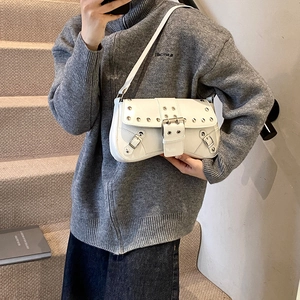 Sac bandoulière punk Y2K blanc avec clous argentés et boucles porté par un mannequin
