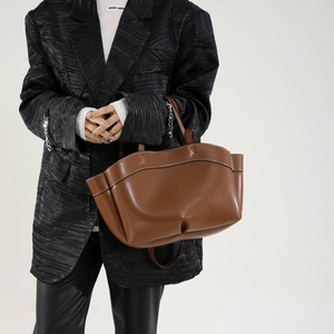 Borsa tote in pelle marrone con cuciture bianche e manici lunghi sottili