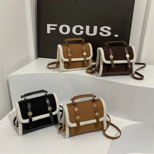 Borse a tracolla in peluche chic marrone e nero con finiture in pelle per l'autunno