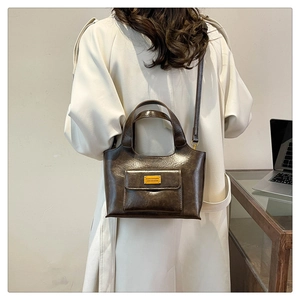Détail du sac seau marron café en similicuir avec étiquette mode et bandoulière