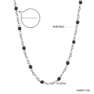 Détail d'un collier en perles d'acier inoxydable avec chaîne d'extension de 40+5 cm