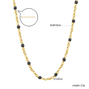 Détail du collier pendentif X plaqué or 18K avec perles noires et mesures 40+5cm