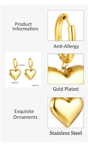Vue détaillée des boucles d'oreilles cœur en acier plaqué or avec dimensions et fermoir