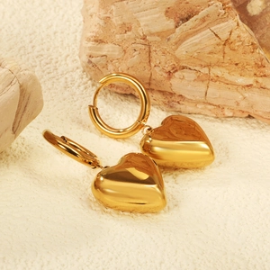 Créoles en forme de cœur plaquées or 18 carats pour femmes sur fond minimaliste épuré