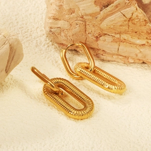Boucles d'oreilles dorées avec clous rectangulaires et anneaux texturés sur pierre
