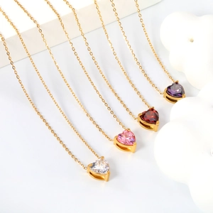 Eleganti collane dorate con ciondoli in zircone a forma di cuore in vari colori vivaci