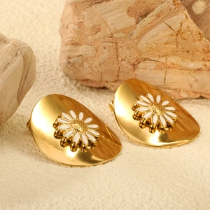 Retro 18K gold plated stainless steel stud earrings with white enamel daisy flowers